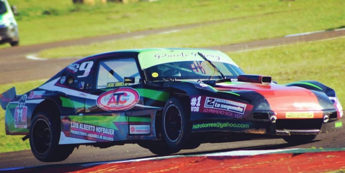 Equipo de TC Cuatromil trabajando sobre el auto